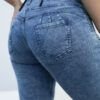 Detalle trasero del jean recto azul nevado con bolsillo en V y faja visible que estiliza la cintura.