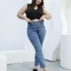 Modelo luciendo el jean azul nevado de tiro alto con faja visible, combinando estilo urbano y ajuste perfecto.