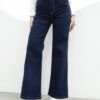 Mujer de frente luciendo jean wide leg azul EDGE, corte amplio y tiro alto que estiliza la figura.