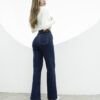 Detalle trasero de jean wide leg azul EDGE, mostrando bolsillos clásicos y etiqueta de marca en la cintura.