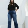 Modelo con manos en los bolsillos luciendo jean wide leg azul localizado con costura central y tiro alto.