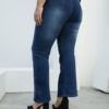 Vista trasera del jean wide leg azul con acabado localizado y bolsillos traseros en forma de V.