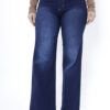 Mujer usando jeans denim azul oscuro con corte wide leg y lavado localizado, vista frontal desde la cintura hacia abajo.