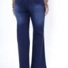 Parte trasera de jeans azul wide leg en mujer, mostrando bolsillos traseros y ajuste a la cadera.
