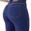 Vista trasera de jean chupín clásico azul oscuro con bolsillos y etiqueta de cuero, diseño estilizador.