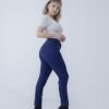 Perfil lateral de mujer usando jean chupín clásico azul oscuro con taco medio, destacando entalle perfecto.