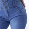 Jean faja wide leg azul denim localizado con tiro alto y tres botones metálicos en la pretina, diseño elegante y adaptable para looks urbanos y casuales.
