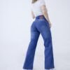 Vista trasera completa de mujer con jean faja wide leg azul denim localizado, destacando bolsillos y caída amplia de la pierna.