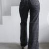 Jean clásico wide leg negro nevado de mujer, tiro alto, pernera amplia y denim nevado.