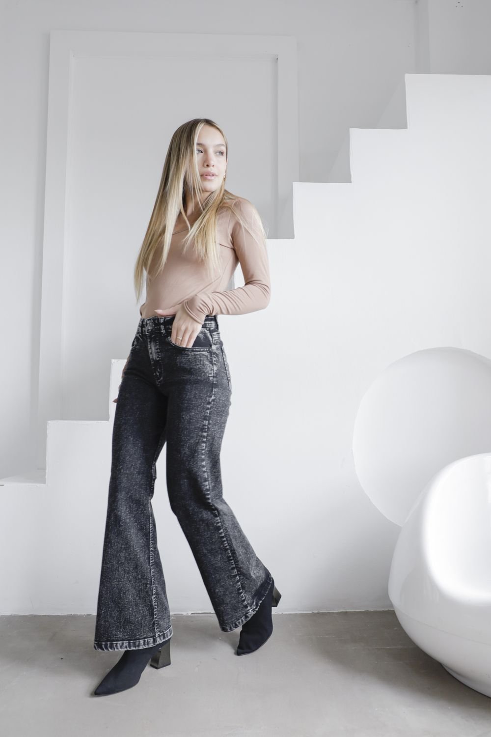 Jean clásico wide leg negro nevado de mujer, tiro alto y corte ancho, visto de perfil.
