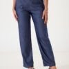Primer plano frontal de mujer usando pantalón recto azul de twill liviano con elástico ancho en cintura y detalle doble costura.