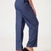 Mujer de perfil luciendo pantalón recto azul con calce relajado y pretina elástica en la parte trasera.