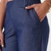 Close-up del bolsillo lateral del pantalón de twill azul con elástico y detalles en costura doble.