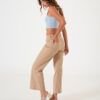 Pantalón gabardina wide leg beige con bolsillos traseros y tiro alto femenino