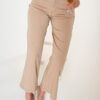 Pantalón gabardina wide leg beige con cintura tiro alto y pierna recta amplia