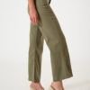 Pantalón de gabardina wide leg verde oliva con pierna recta amplia y largo al tobillo