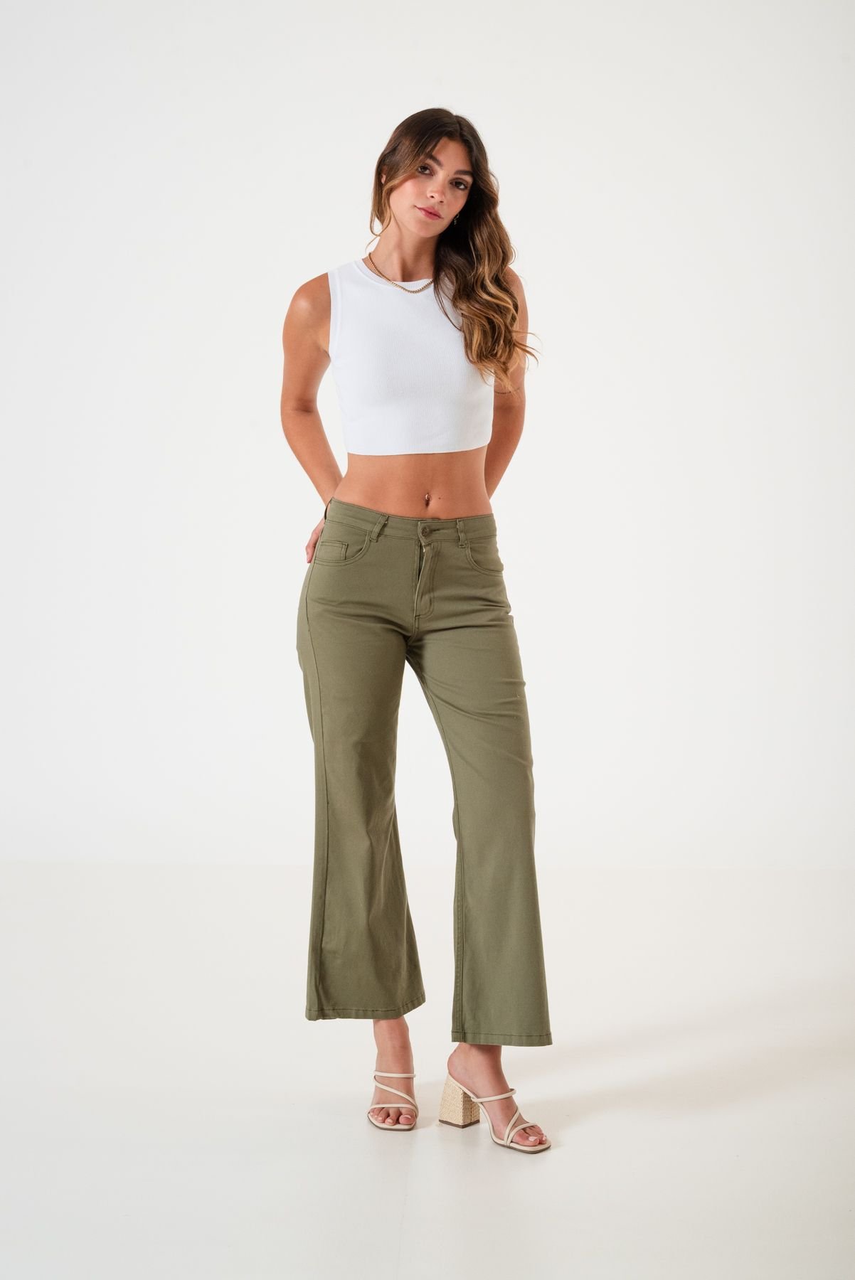 Pantalón gabardina wide leg verde oliva para mujer con tiro alto, corte recto amplio y calce relajado