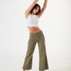 Pantalón wide leg de gabardina verde oliva con tiro alto, pierna amplia y diseño moderno femenino