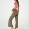 Pantalón gabardina wide leg verde oliva con bolsillos traseros, tiro alto y ajuste cómodo