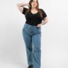 Modelo posando de frente con jean recto Plus Size celeste nevado de pierna recta