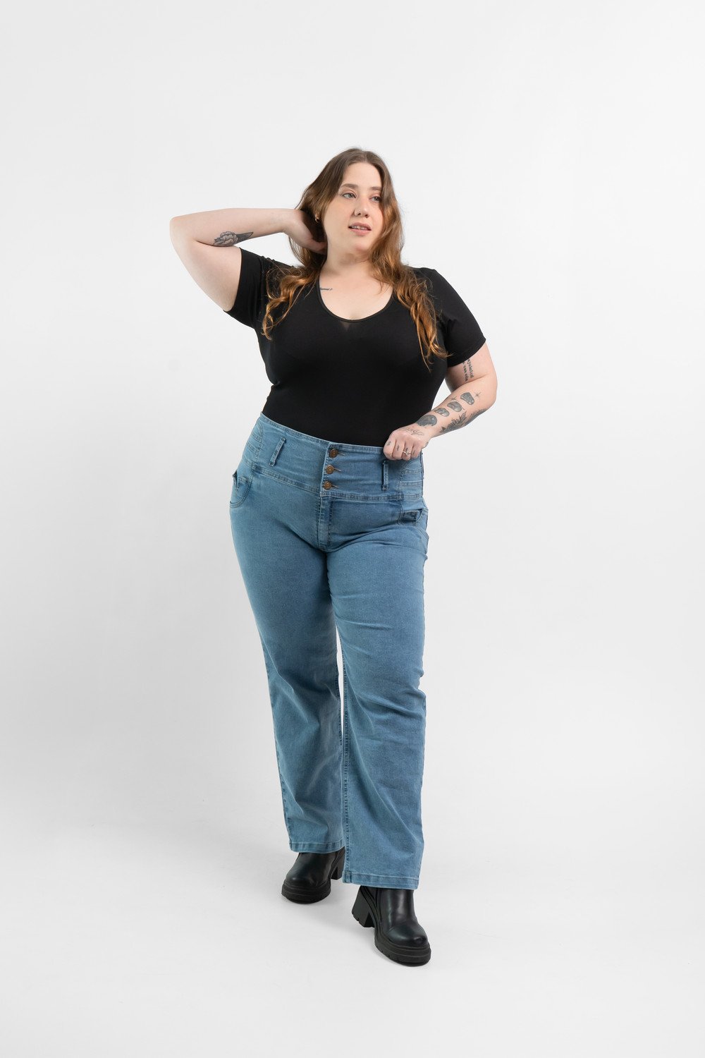 Modelo posando de frente con jean recto Plus Size celeste nevado de pierna recta