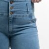 Detalle frontal de la faja alta con tres botones del jean recto celeste nevado