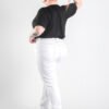 Vista de espalda tres cuartos del jean recto blanco en modelo plus size, con bolsillos traseros y largo completo.