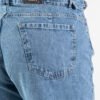 Detalle de la cintura y el bolsillo trasero del jean baggy azul nevado.